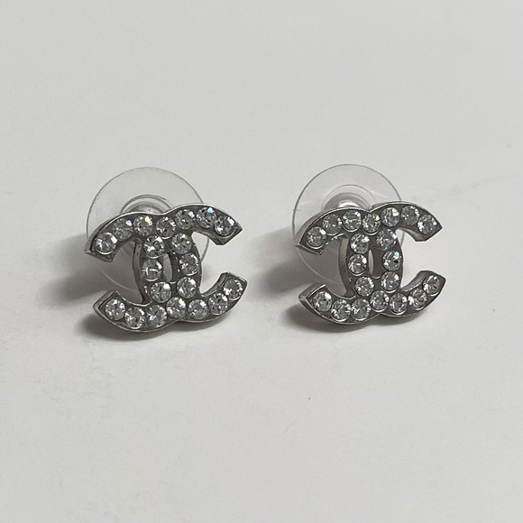 💥SOLD💥 CHANEL Classic Crystal CC Logo Earrings - Picture 2 of 8